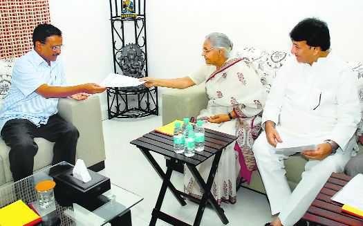 Dikshit meets Kejriwal, discusses power woes