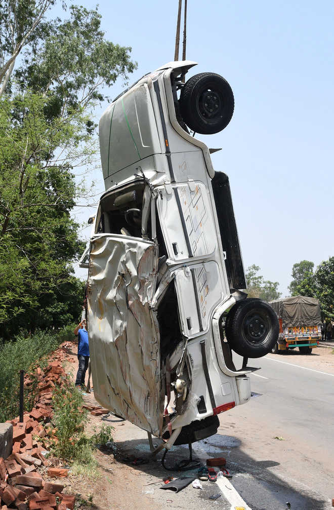 Truck, jeep collide; 3 dead, 6 hurt