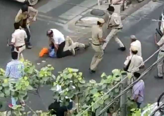Delhi Police brutally beat up father and son on the street