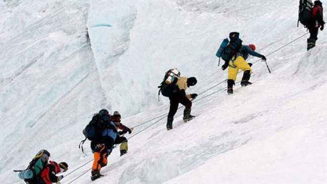 Pakistani climber killed, Italians injured by avalanche