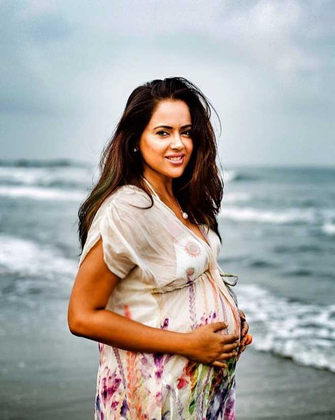 Sameera giving major #PregnancyFashionGoals