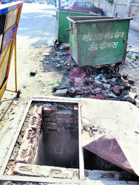 Despite clear instructions, open manhole in market