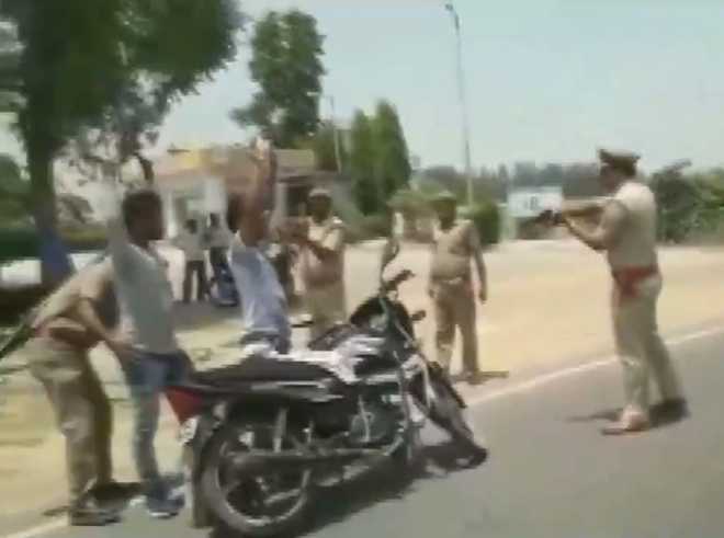 Cops check vehicles at gunpoint in UP''s Badaun