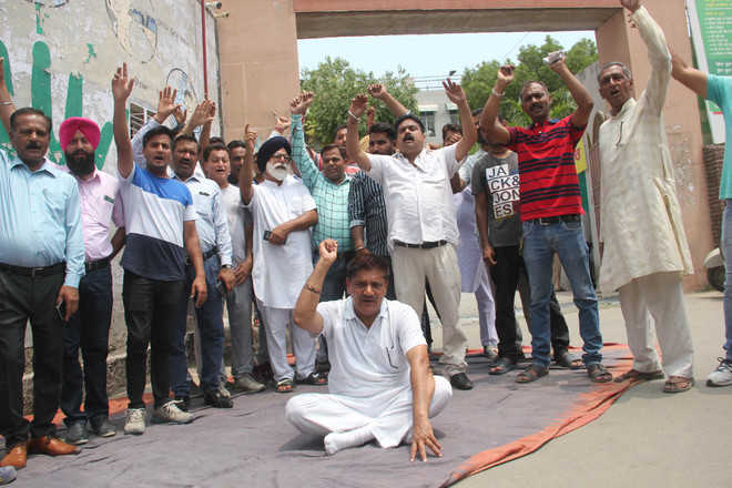 Congress workers take on MC over waterlogging