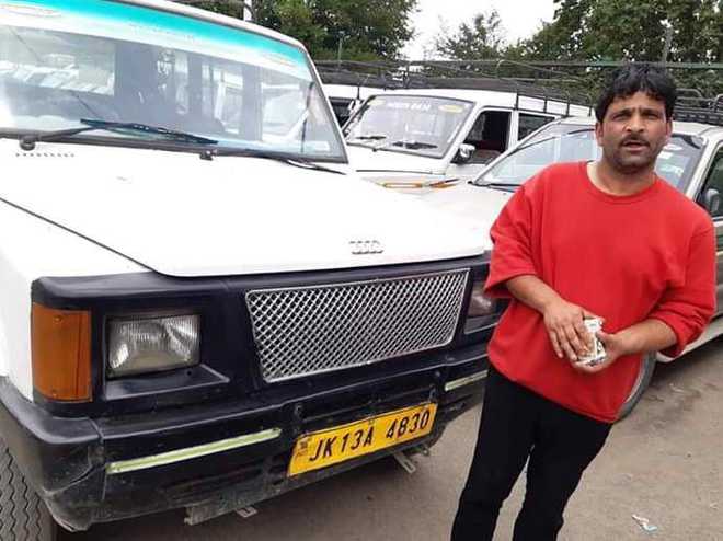 Kashmiri cab driver returns tourist''s bag with valuables worth Rs 10 lakh