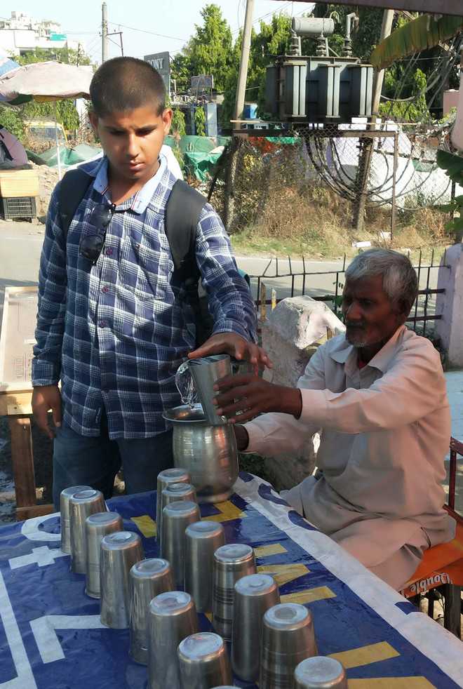 On a noble quest, UP labourer quenches thirst of commuters