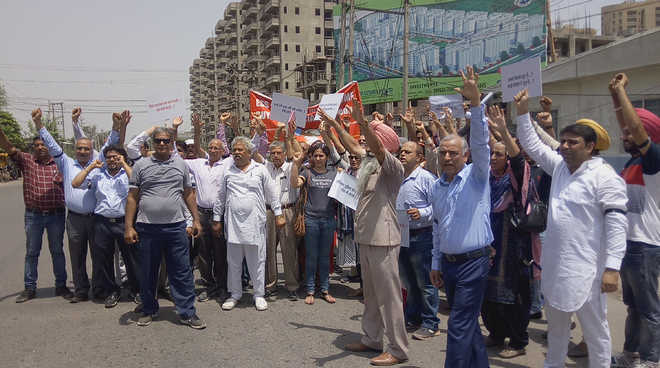 Buyers Protest Against Delay In Flat Possession : The Tribune India