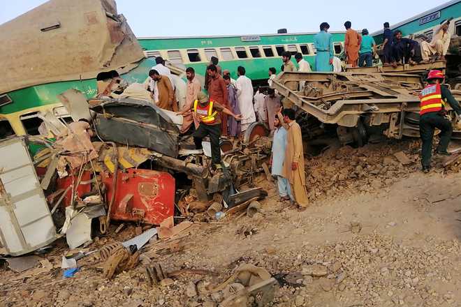 14 killed, 79 injured in Pak train accident