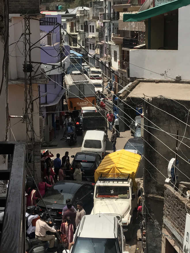 Choked Garkhal road bane of commuters to Kasauli