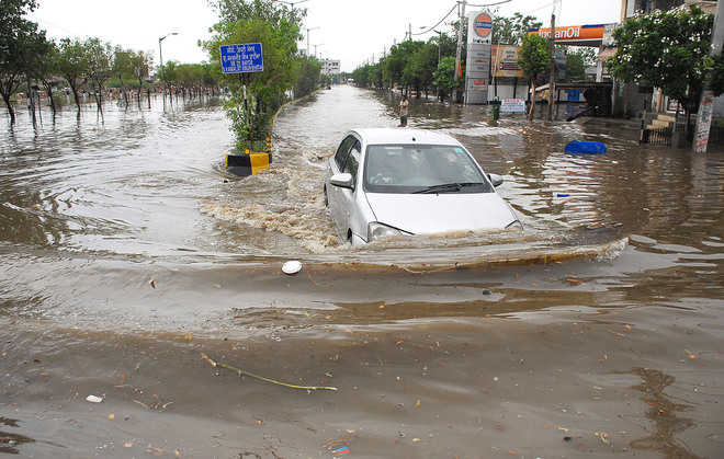Rain throws life out of gear : The Tribune India