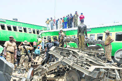 21 killed in Pak train collision