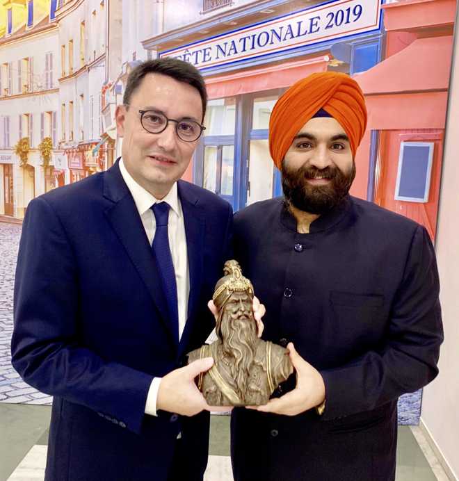 Ludhiana businessman presents miniature bust of Maharaja Ranjit Singh to French ambassador