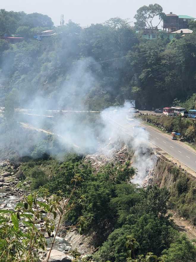 Garbage burning along Binwa river in Baijnath goes on