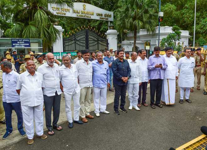 Rebel Karnataka MLAs complain of ''threat'' from top Cong leaders