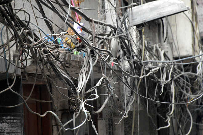 55 kids hurt as high-tension wire snaps