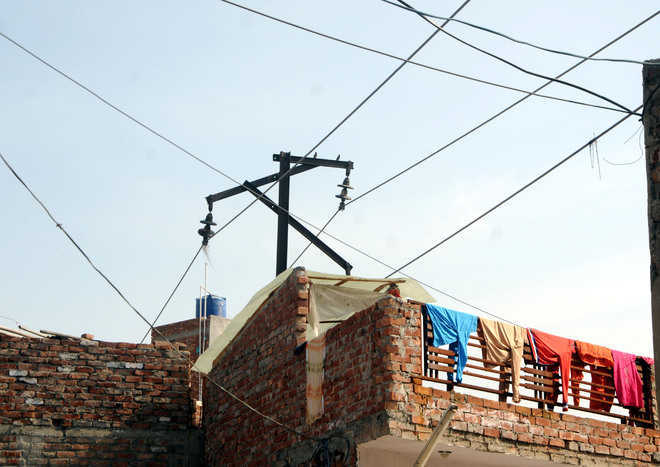 55 kids injured as high-tension wire falls on school in UP