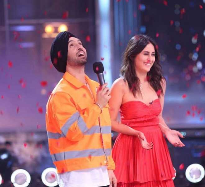 Kareena Kapoor Wonders Why Diljit Dosanjh Doesn T Speak To Her While Working Search, discover and share your favorite diljit dosanjh gifs. kareena kapoor wonders why diljit