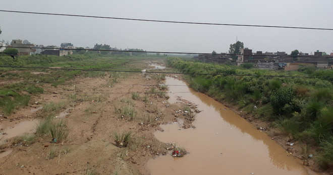 Fear of flood looms large over colonies on Tangri riverbed