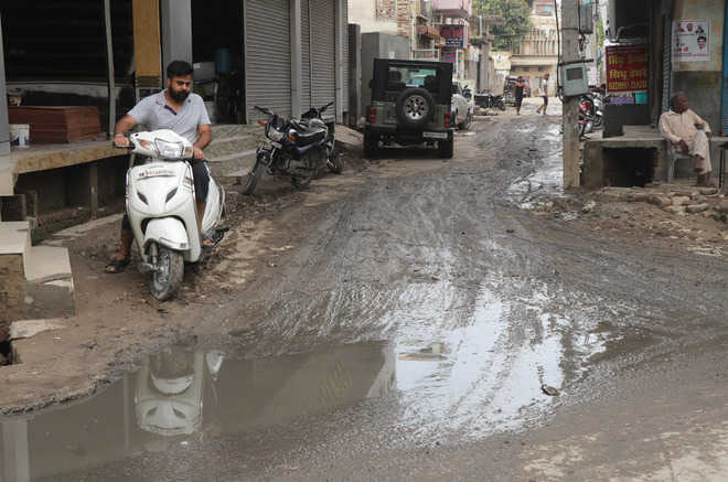 Muddier streets of Sirki Bazaar unbearable, say shopkeepers