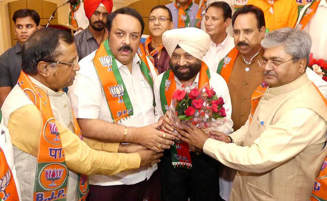 BJP expels ‘tainted’ ex-officer