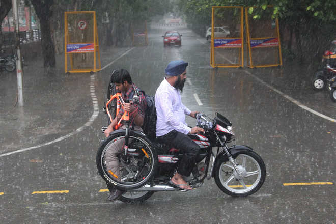 Fresh spell of rain triggers fear in residents’ mind