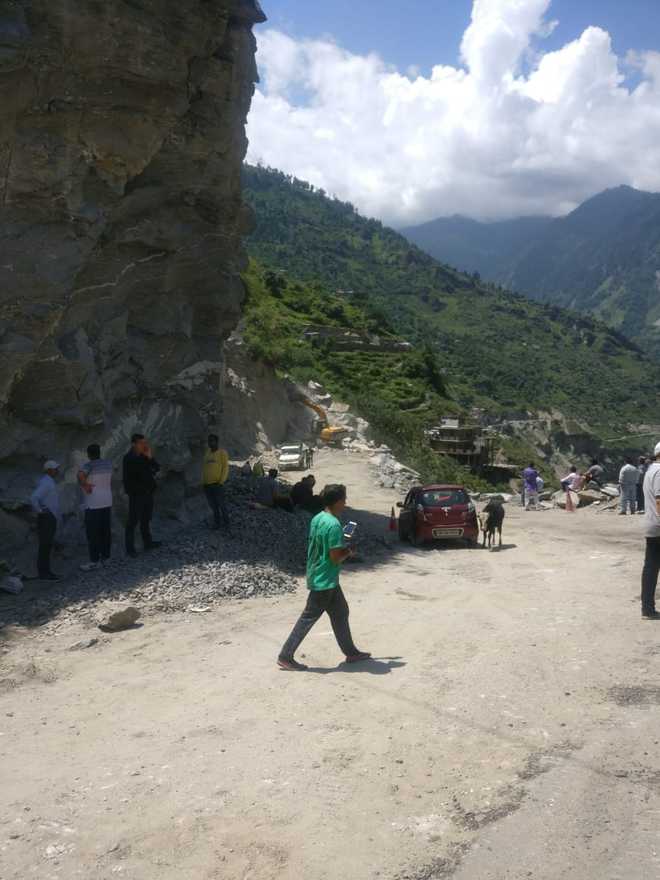 Hundreds stranded after massive landslide blocks Shimla-Kinnaur highway