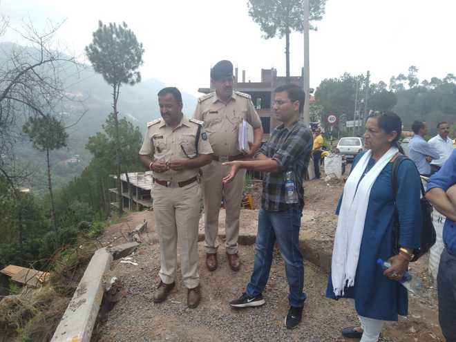 Officials inspect building that collapsed in Solan