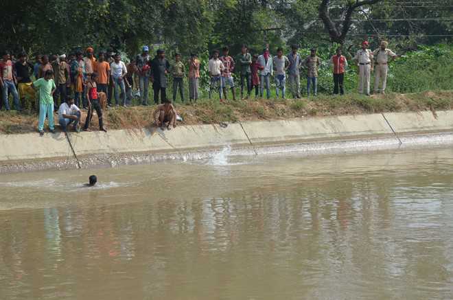 Man drowns in canal, villagers hold protest