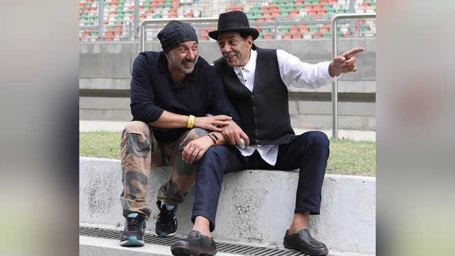 Dharmendra a ‘worried father’ gives son Sunny Deol a piece of advice