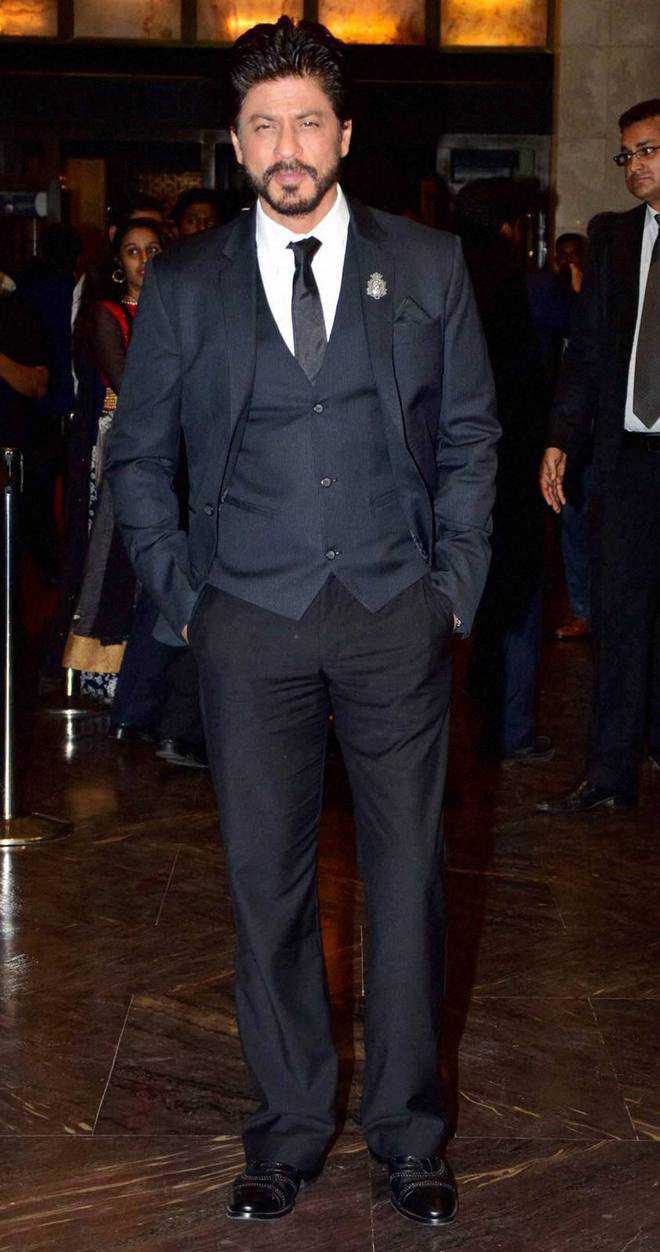 Braids, Blazer and Badshah: Shah Rukh Khan Makes A Stylish Entrance At  CNN-News18 Indian of the Year 2023 - News18