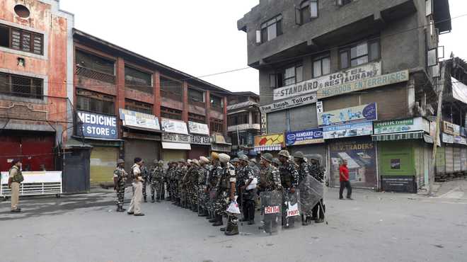 Curfew in Kashmir enters day 3; 2 ex-CMs still under house arrest
