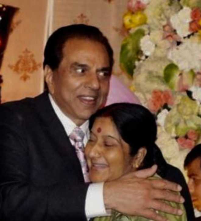 Dharmendra remembers ‘chhoti behan’ Sushma Swaraj: ‘Aakhiree vidaee ne ...