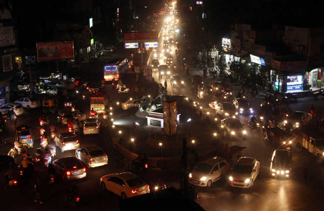 Chaos at Fauji Chowk in absence of traffic lights