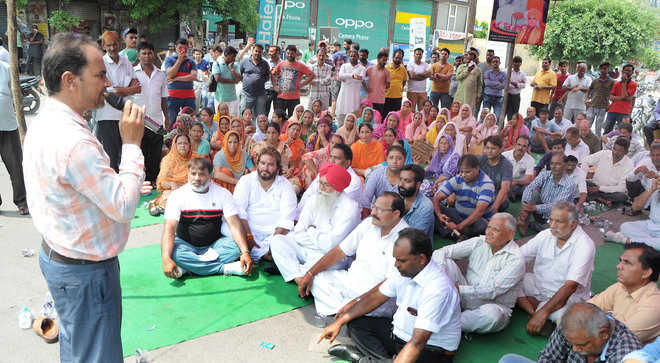 Protest continues, CM asks Modi to intervene