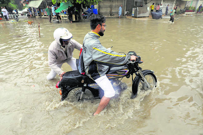 28 killed as monsoon wrecks havoc in Pak