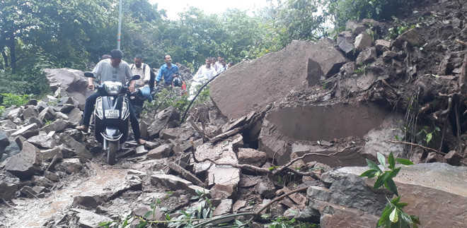 Landslides in Mandi, Kullu after heavy rain, traffic hit