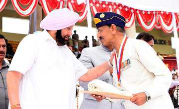Capt Amarinder honours 21 eminent personalities with state award