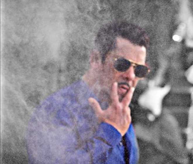 Salman Khan shoots for ''Dabangg 3'' amidst heavy rain in Jaipur, video goes viral