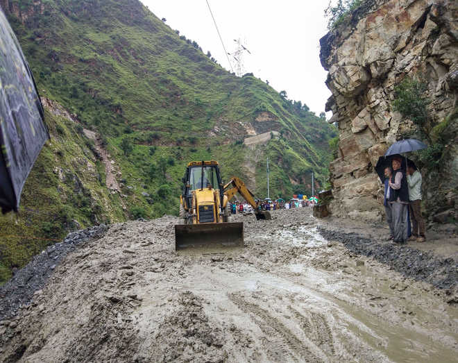 Heavy rains to continue in Himachal, over 500 stuck