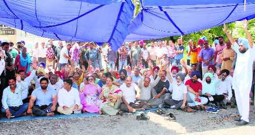 Shifting of garbage dump: Residents, MLA hold protest
