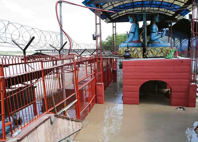 Move to tents, Kejriwal appeals residents of Yamuna floodplains