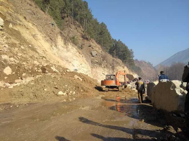 Fresh landslides block Manali-Leh highway