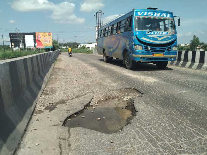 Potholes on Balol Nullah Bridge pose threat to commuters