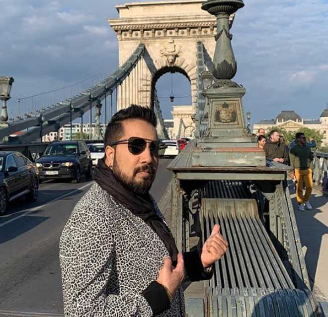 Film employees'' federation lifts ban on Mika Singh after he apologises to nation