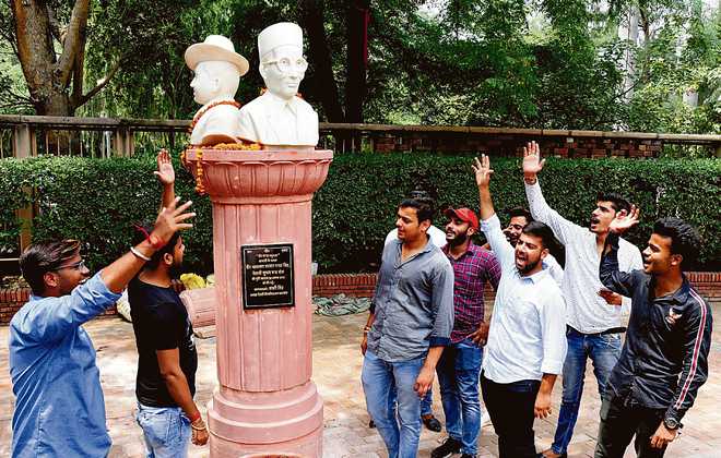 Days after installation, NSUI vandalises Savarkar bust