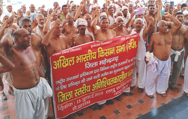 Half-naked protest by Narnaul farmers, seek enhanced relief