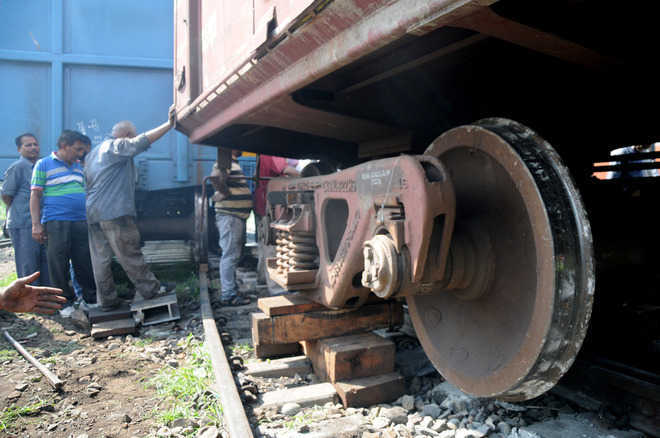2 bogies of Lucknow-Kanpur MEMU train derail at Kanpur station