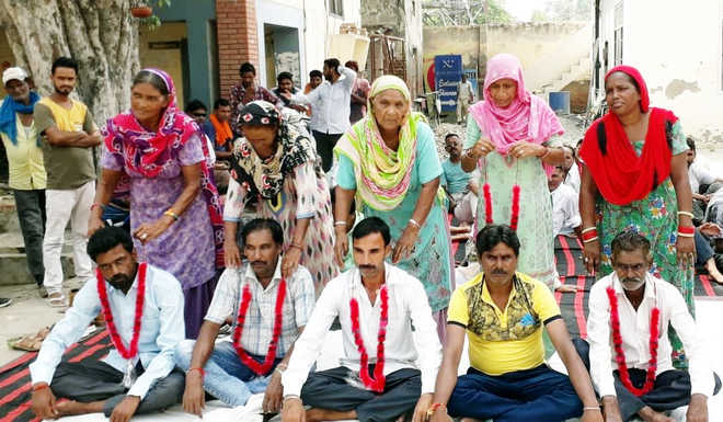 Now, sanitation workers start chain fast in Abohar