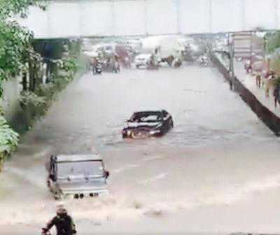 Bolero drives past Jaguar in Mumbai rains; watch video