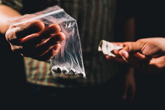 Drug peddler held with heroin